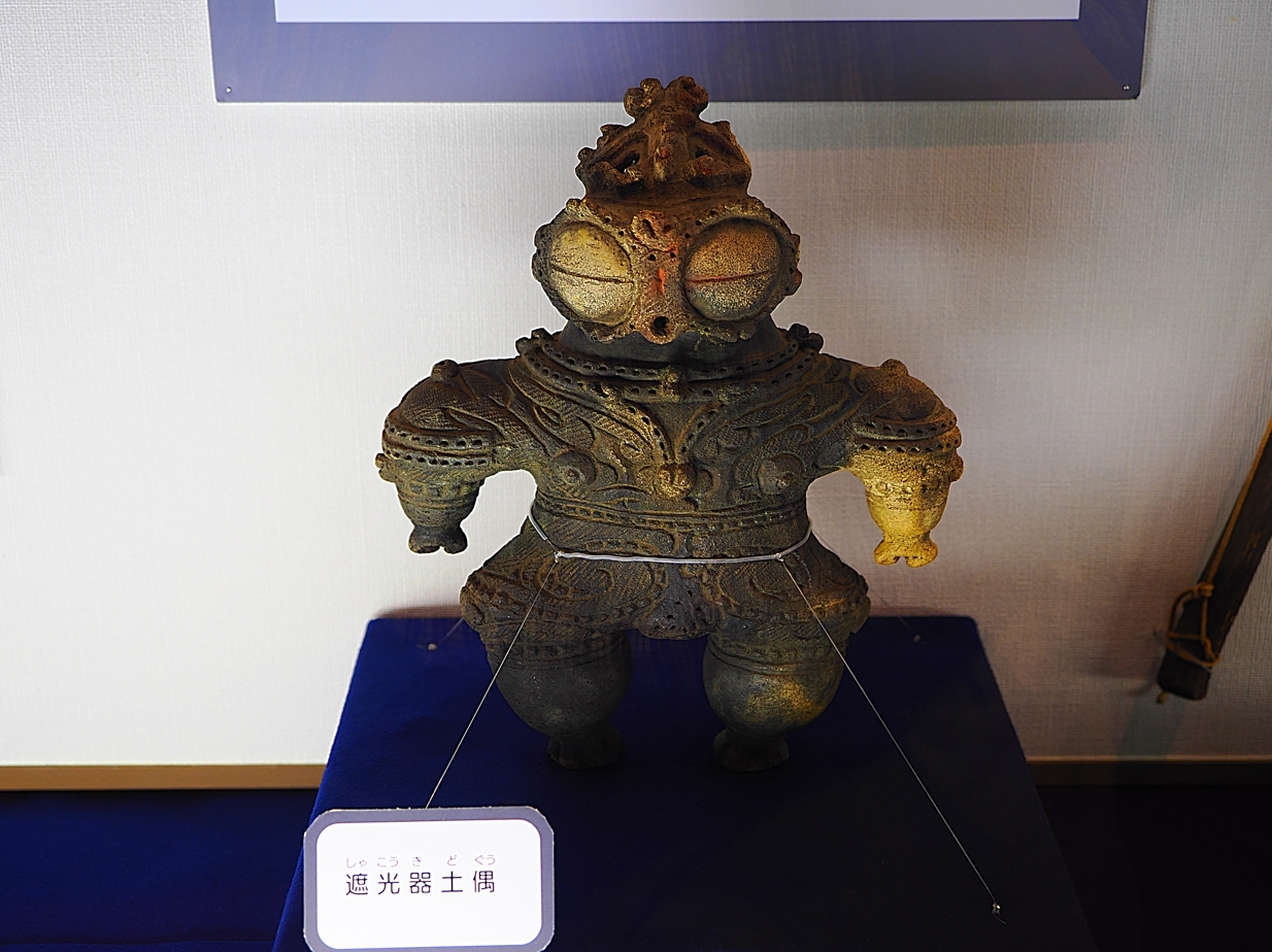 土偶 File:青森県つがる市木造亀ヶ岡出土 遮光器土偶-2.JPG - Wikipedia