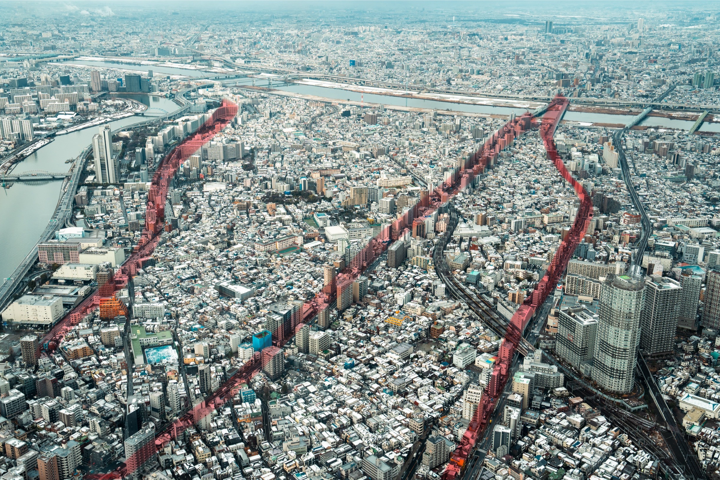 太い道沿いには大きな建物が建つ