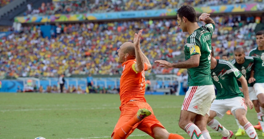 Rafael Márquez haalt Arjen Robben neer tijdens Nederland - Mexico op het WK van 2014