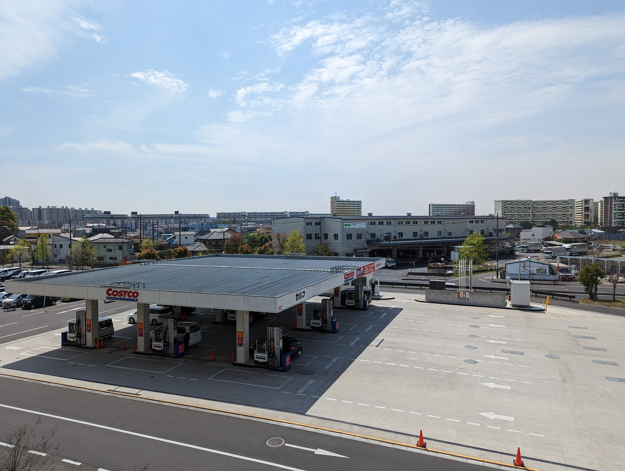 コストコのガソリンスタンドを立体駐車場の上から撮影した写真
