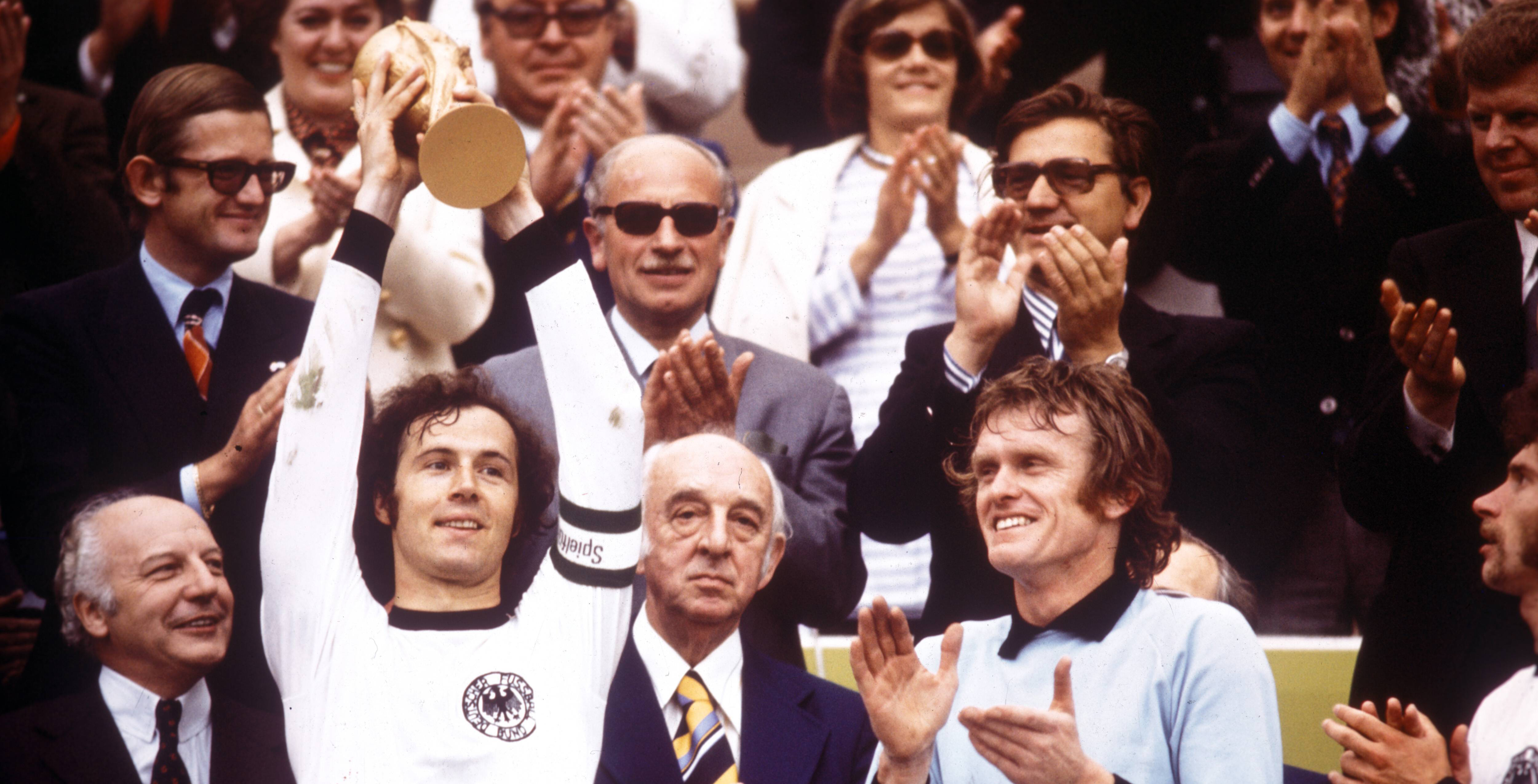 Franz Beckenbauer met de WK bokaal in handen.