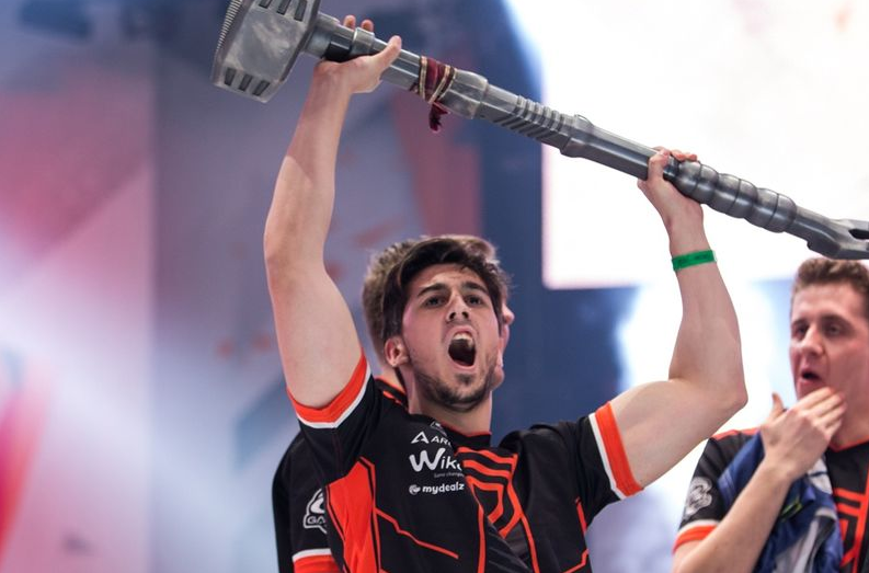 Goga levantando el martillo de campeón en 2018 con la elástica de PENTA Sports. Fuente: https://liquipedia.net/rainbowsix/Goga Goga levantando el martillo de campeón en 2018 con la elástica de PENTA Sports. Fuente: https://liquipedia.net/rainbowsix/Goga