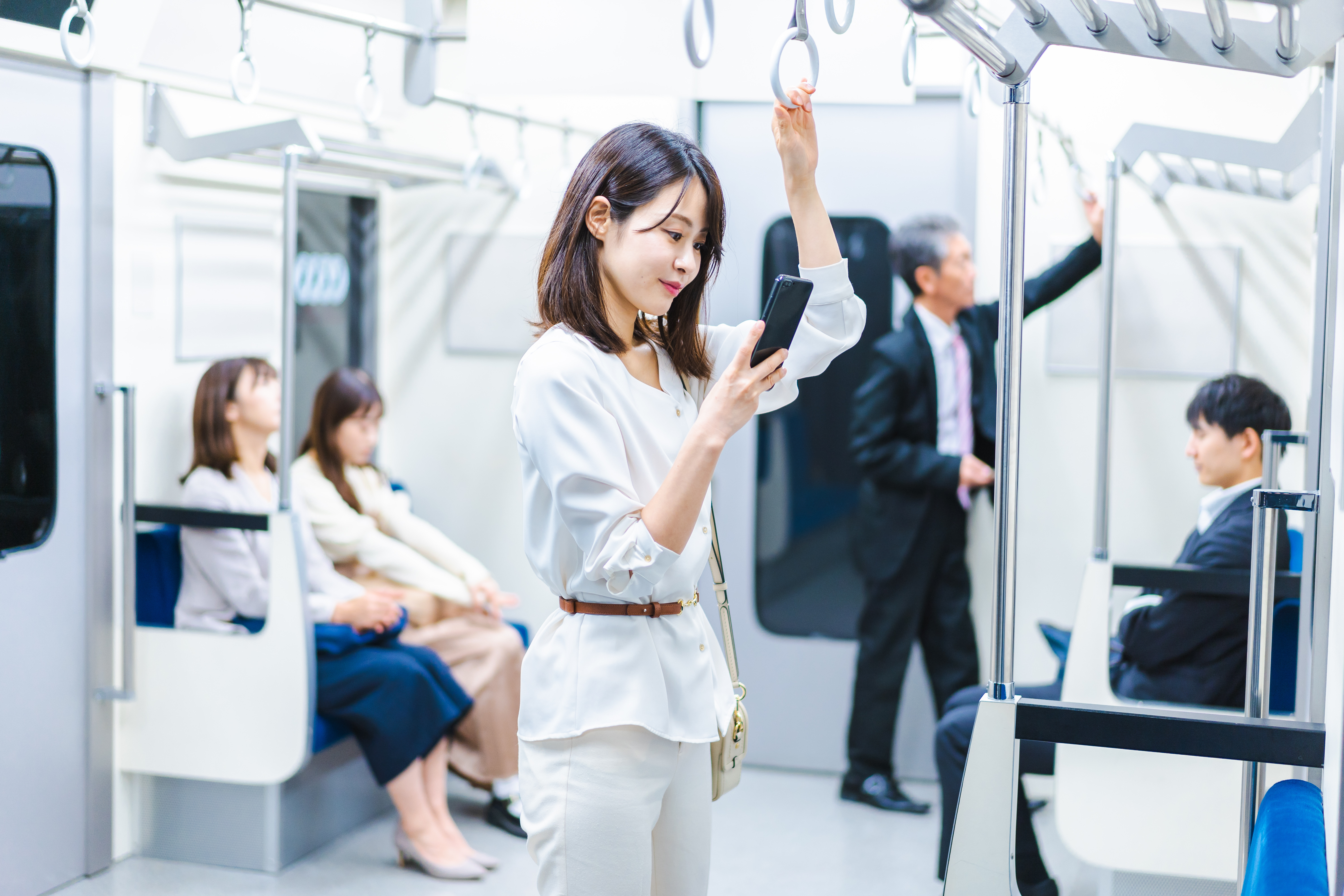通勤中に音声でflierを聴くイメージ
