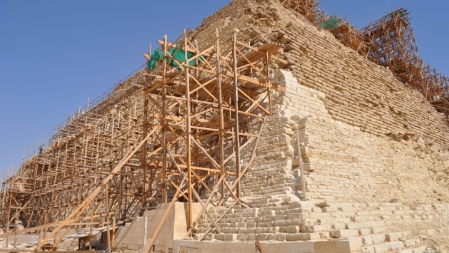 http://scd.france24.com/fr/files_fr/imagecache/france24_ct_api_bigger_169/article/image/040914-pyramide-egypte-m.jpg