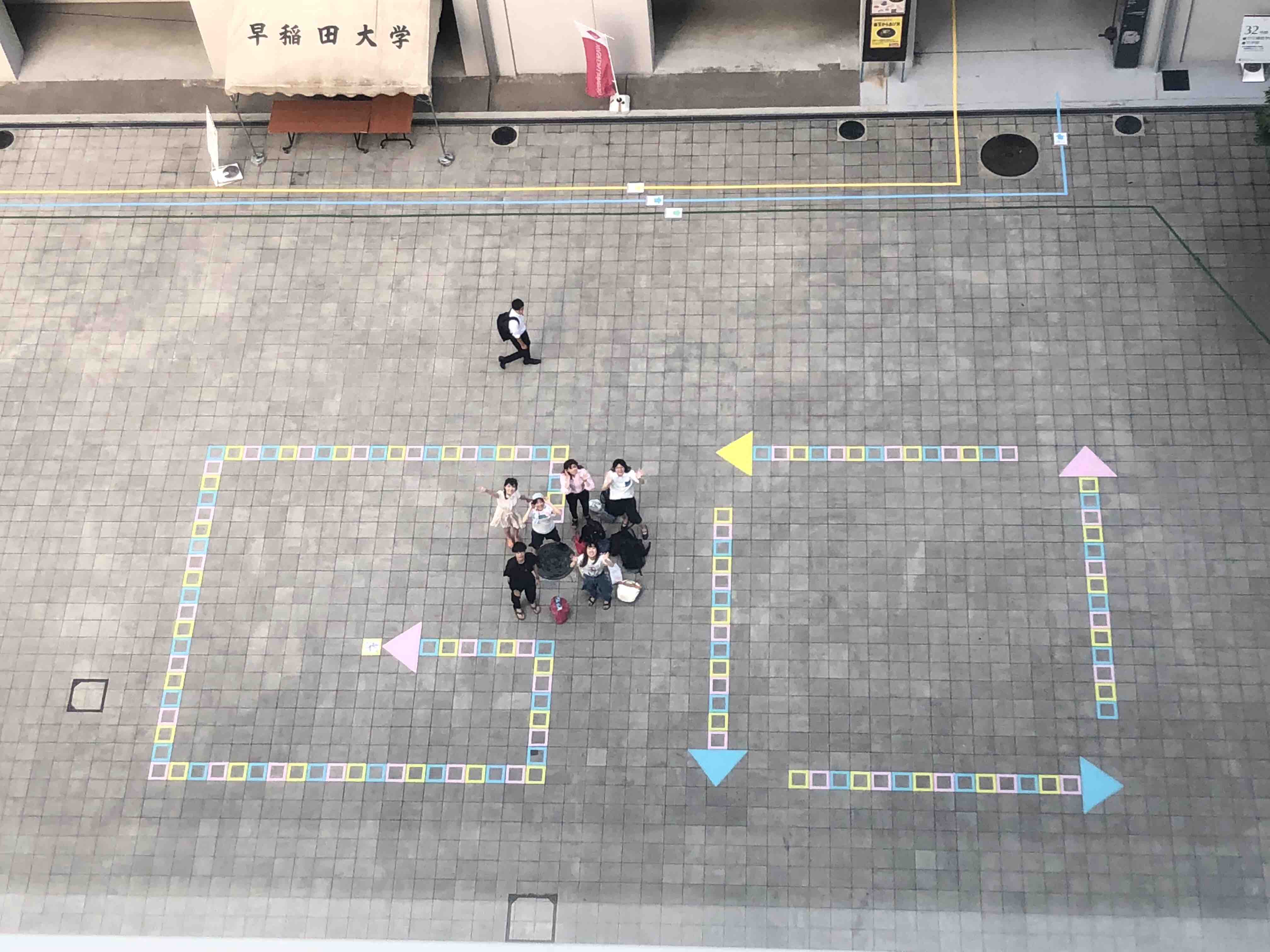 中庭のタイルを使って作ったGOの文字