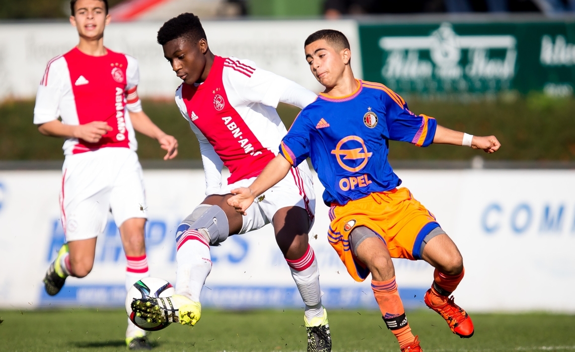 Wanneer speelde Fosu-Mensah in de jeugdopleiding van Ajax en waarom vertrok hij?