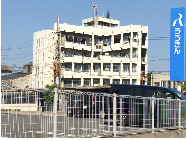 壊れて立ち入り禁止となった宇土市役所