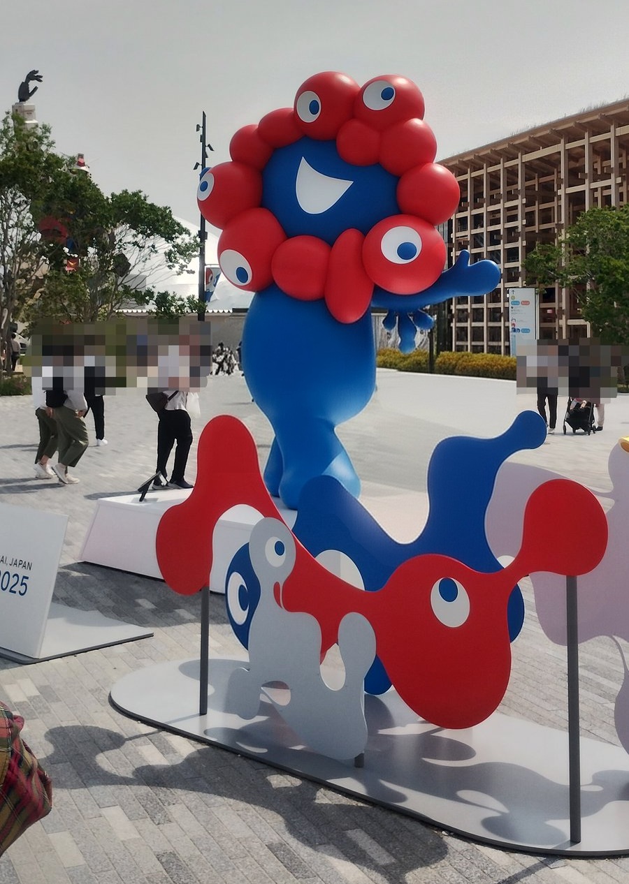 踊るミャクミャク像