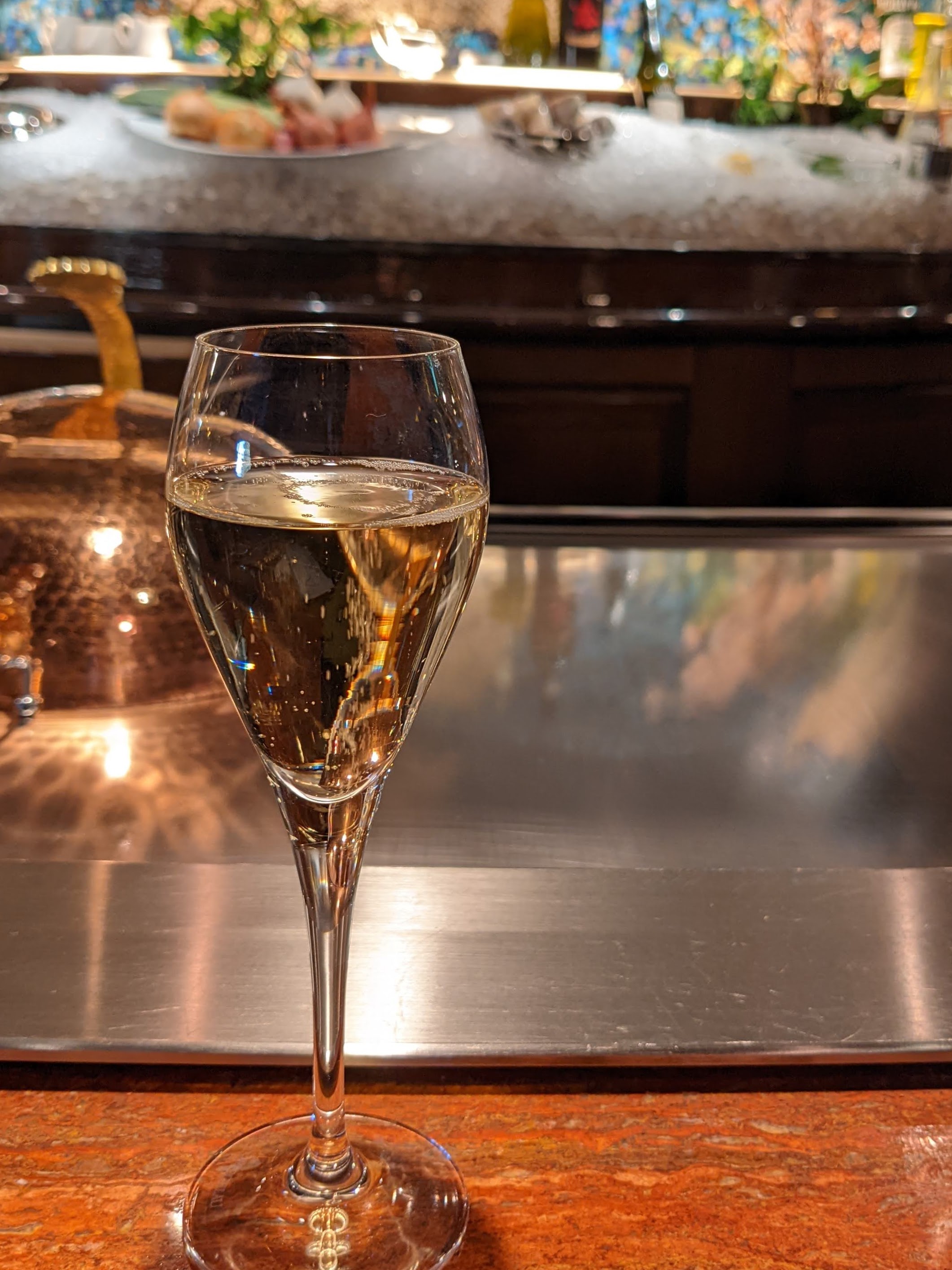 [写真]シャンパンで乾杯