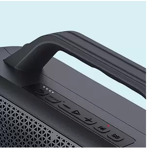 持ち運び用ハンドルの下に電源や再生操作などのボタンを並べた、直感的に操作できる上面コントロールパネルの設計