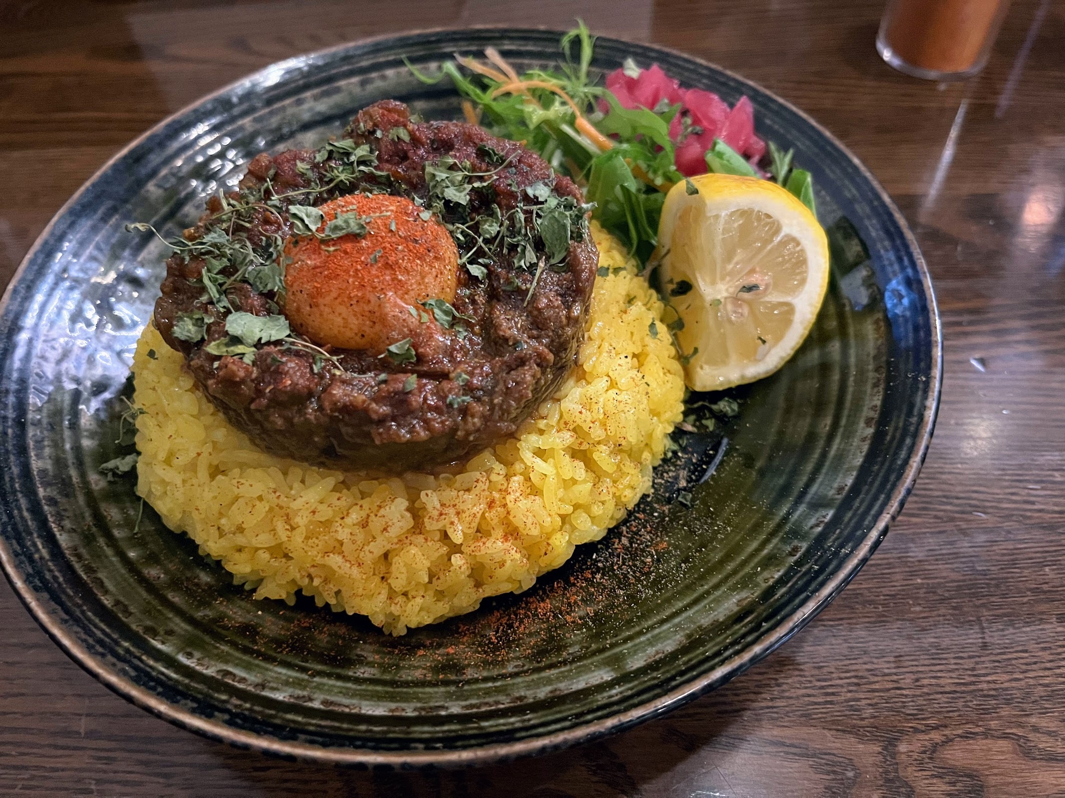 ミューザ川崎・スパイスカレー6時間 八丁味噌とラムの無水キーマ1050円（2023年12月）