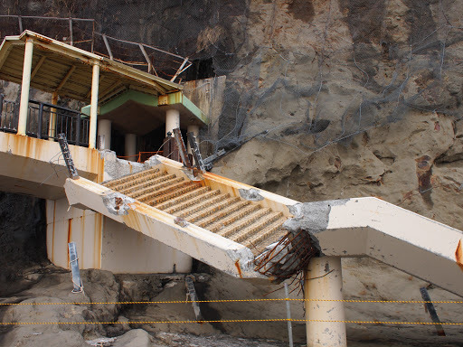 [写真]洞窟入り口への階段が壊れて立入禁止