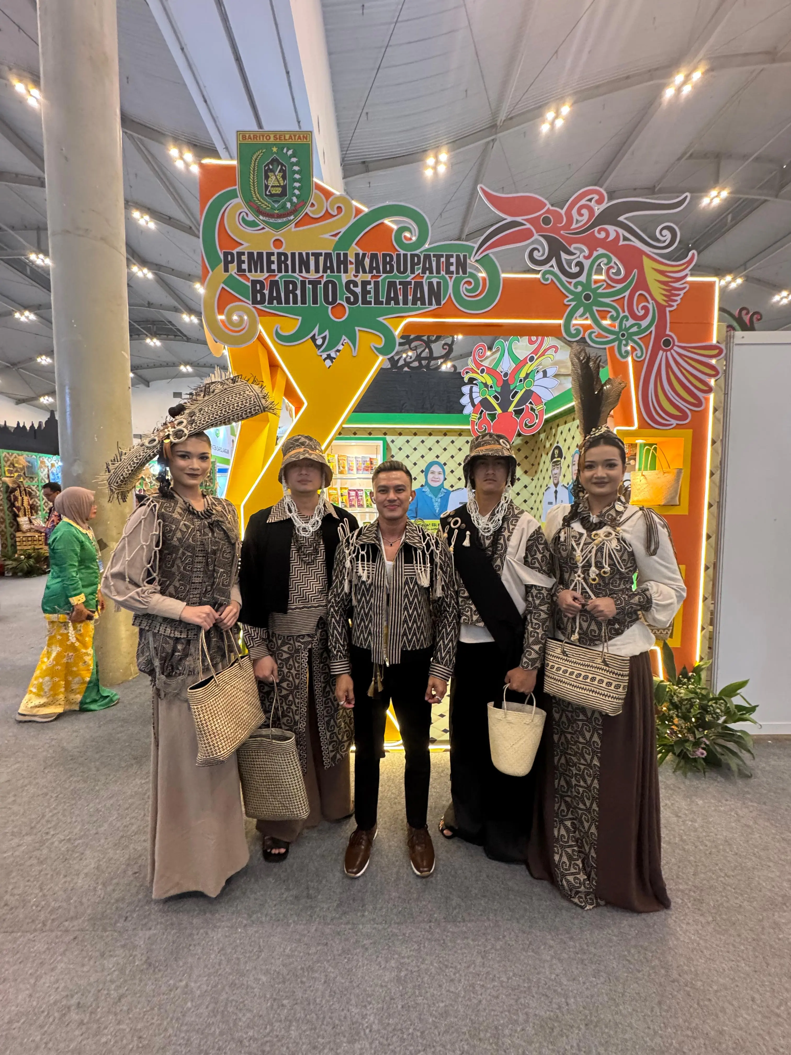 Pameran Baju Adat Dayak Ngaju