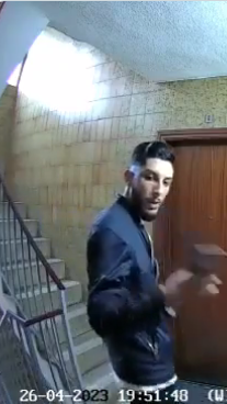 Graban a unos okupas marcando pisos para okupar en Badalona.
