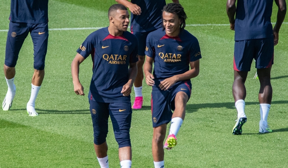 Ethan en Kylian Mbappé op de training van PSG