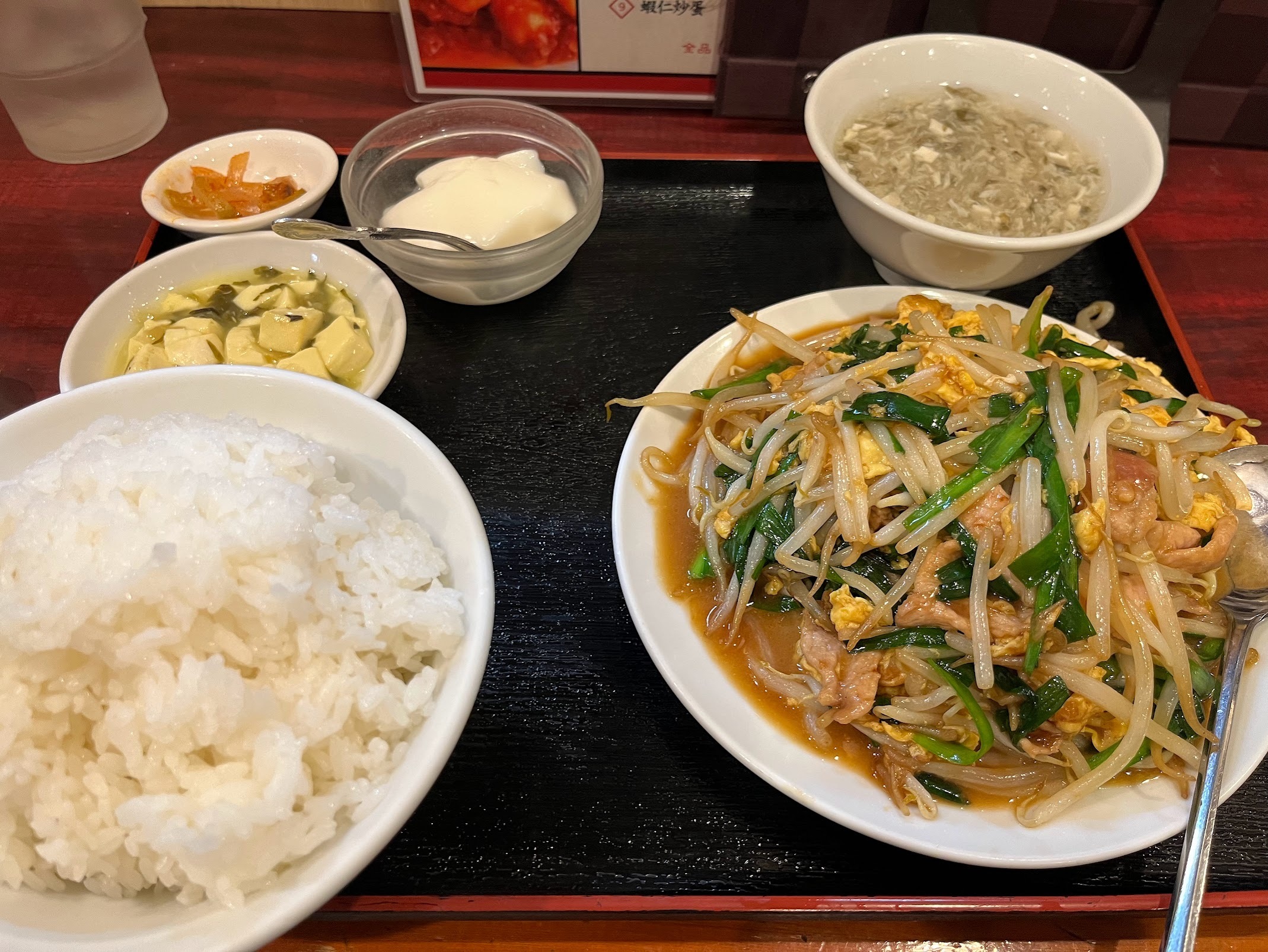 龍盛菜館・川崎駅前店 ニラ・肉・玉子炒め定食880円(2023年12月)