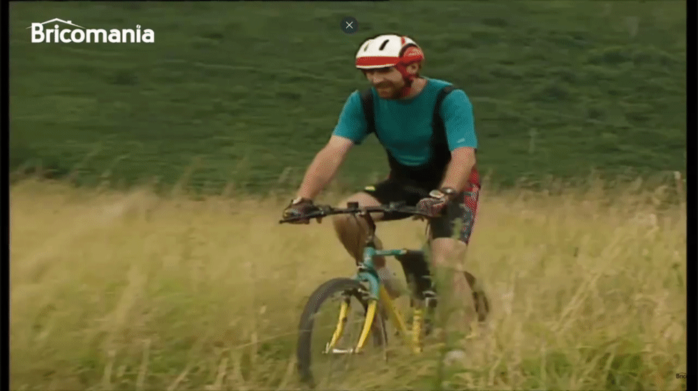 El puto barbas de bricomania arreglando una rueda de bicicleta con hierbas