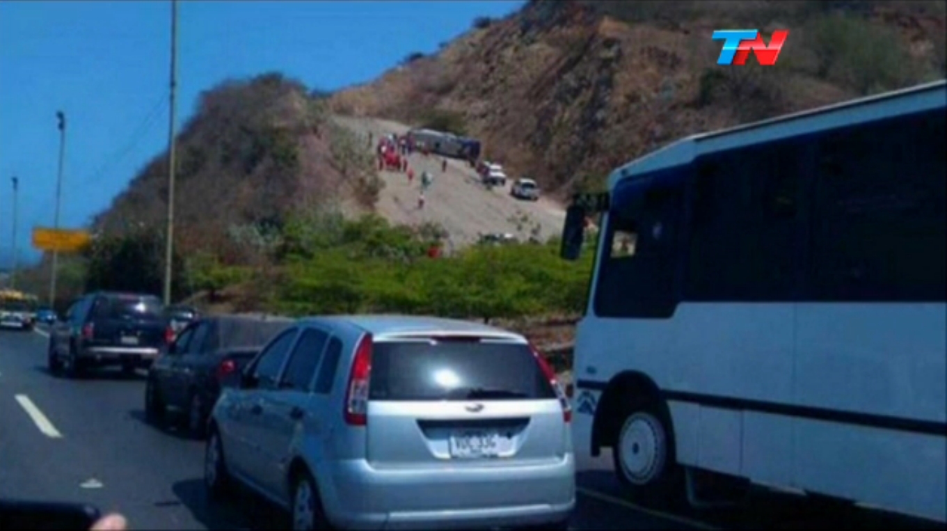 Foto mostrando ônibus tombado do Huracán