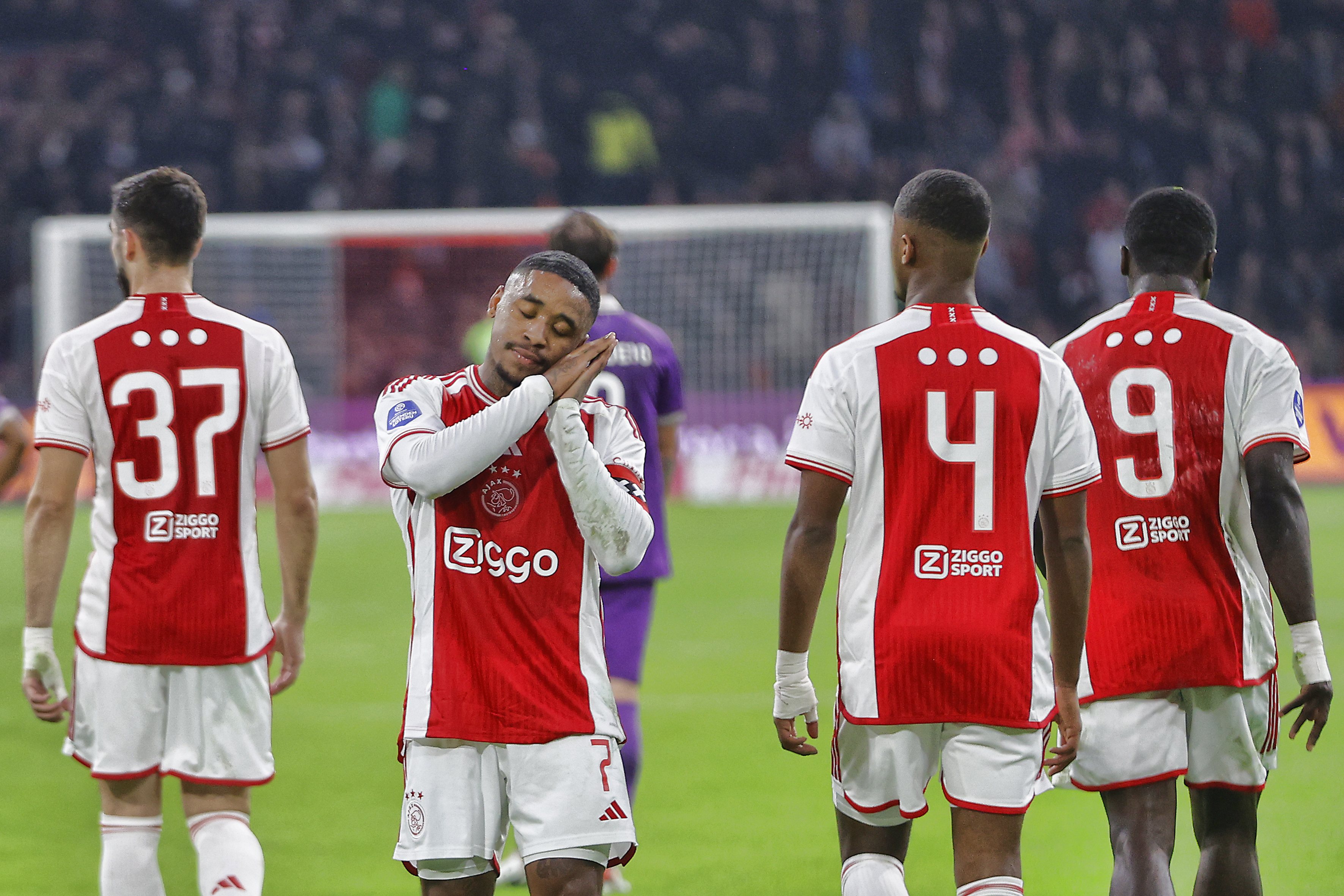 Bergwijn doet de slaap celebration.