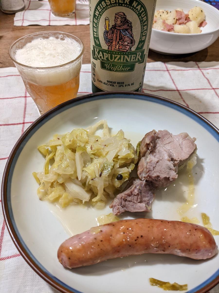 [写真]ドイツビールとザワークラウト、ソーセージからなるドイツ風夕飯