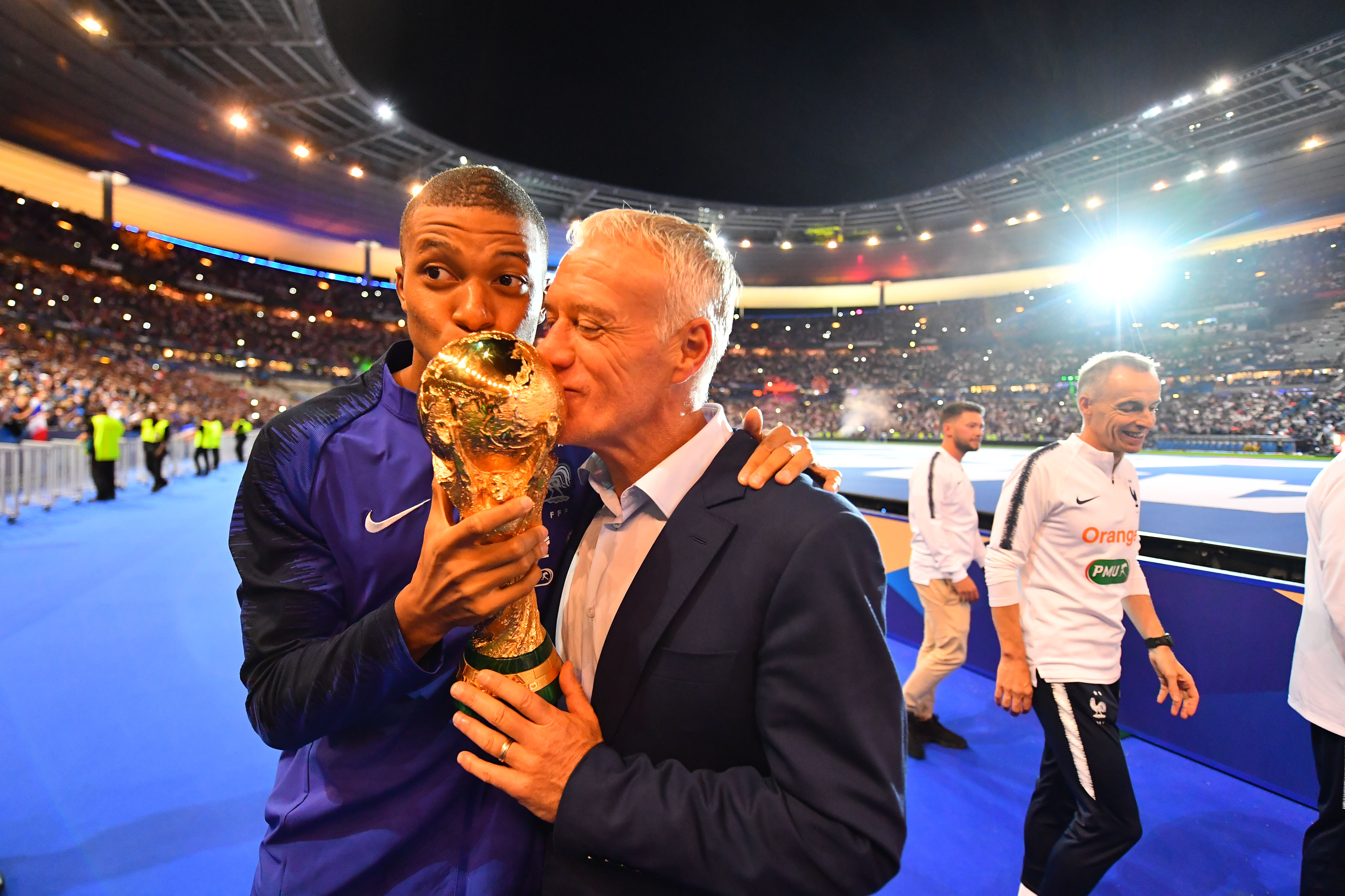 Deschamps samen met Mbappé na het winnen van het WK in 2018.