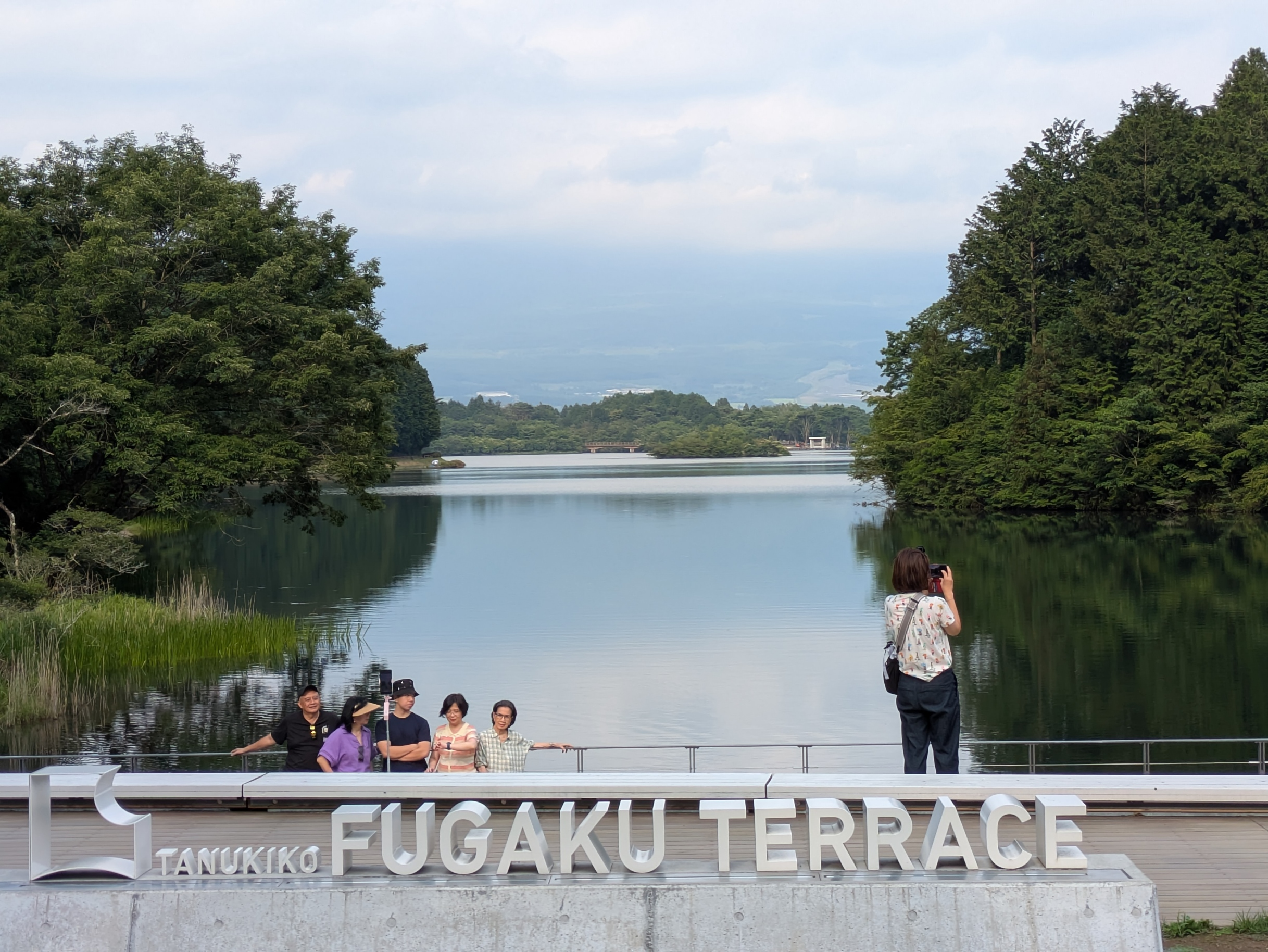 富士山が見えるはずの角度の、田貫湖の写真。富士山は見えていない。手前にFUGAKU TERRACEと表記されたモニュメントがある。