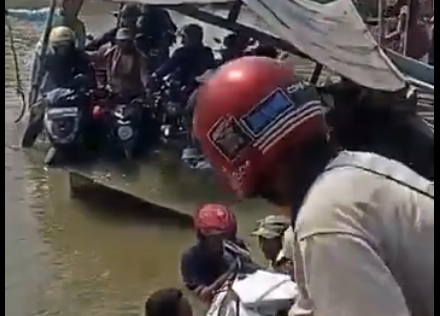 Perahu penyebrangan di Kampung Kosambi Batu, Karawang, hampir tenggelam diduga karena kelebihan muatan. Warga setempat segera melakukan evakuasi.