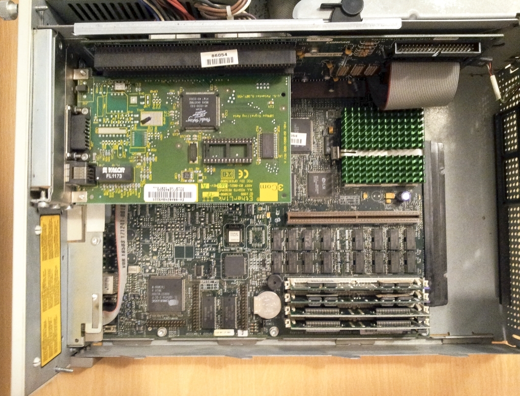 Closed Compaq Prolinea 5100e.