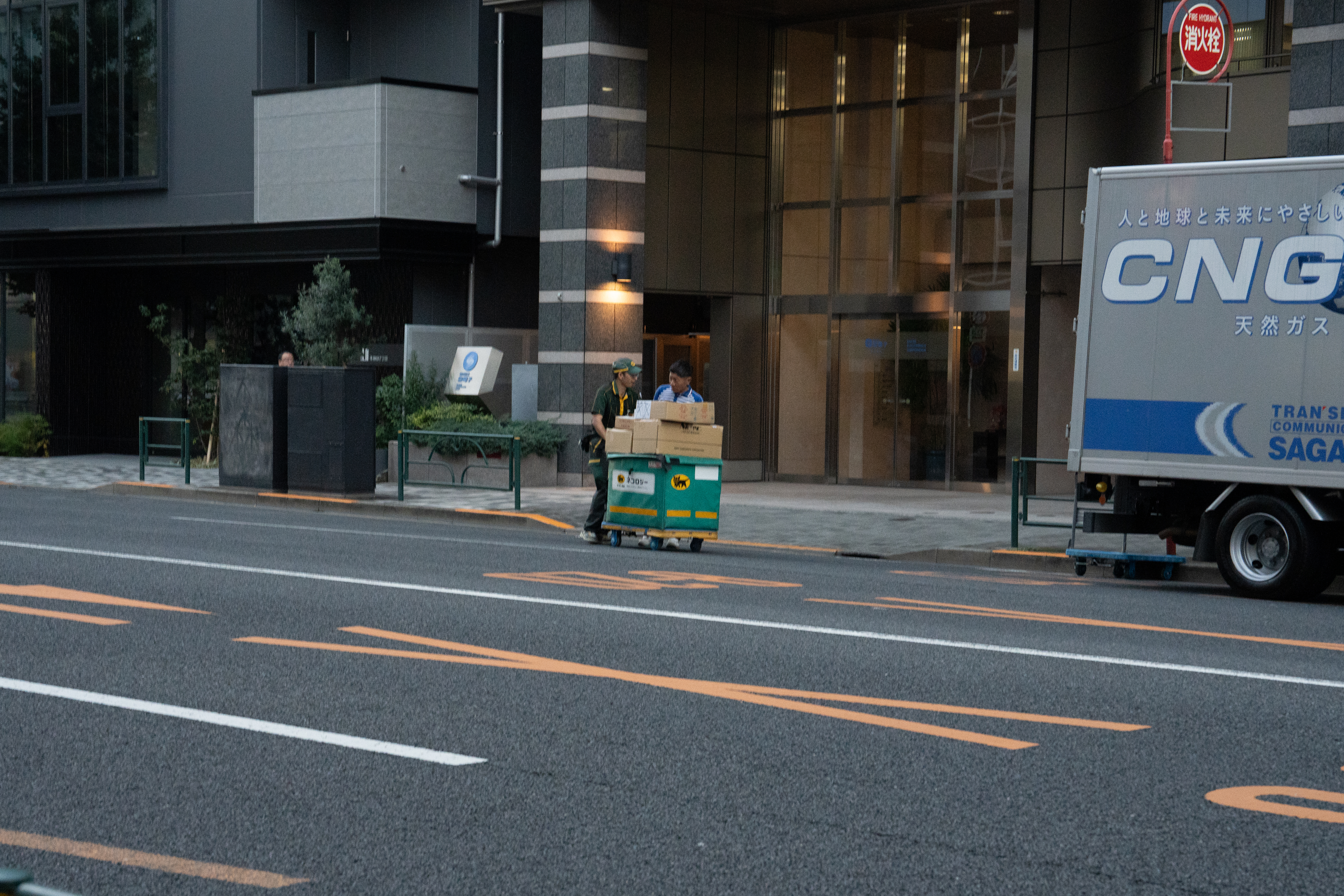 ヤマト運輸の方と佐川急便の方が話しながら配達をしている