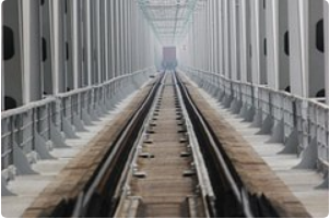 РФ и Китай открыли движение по первому в истории железнодорожному мосту через реку Амур