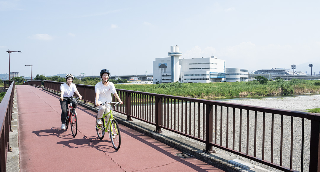 サイクリングをする2人