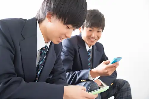 学生がキャンパスで音楽を楽しむシーンや家族で音楽アプリをシェアしている写真