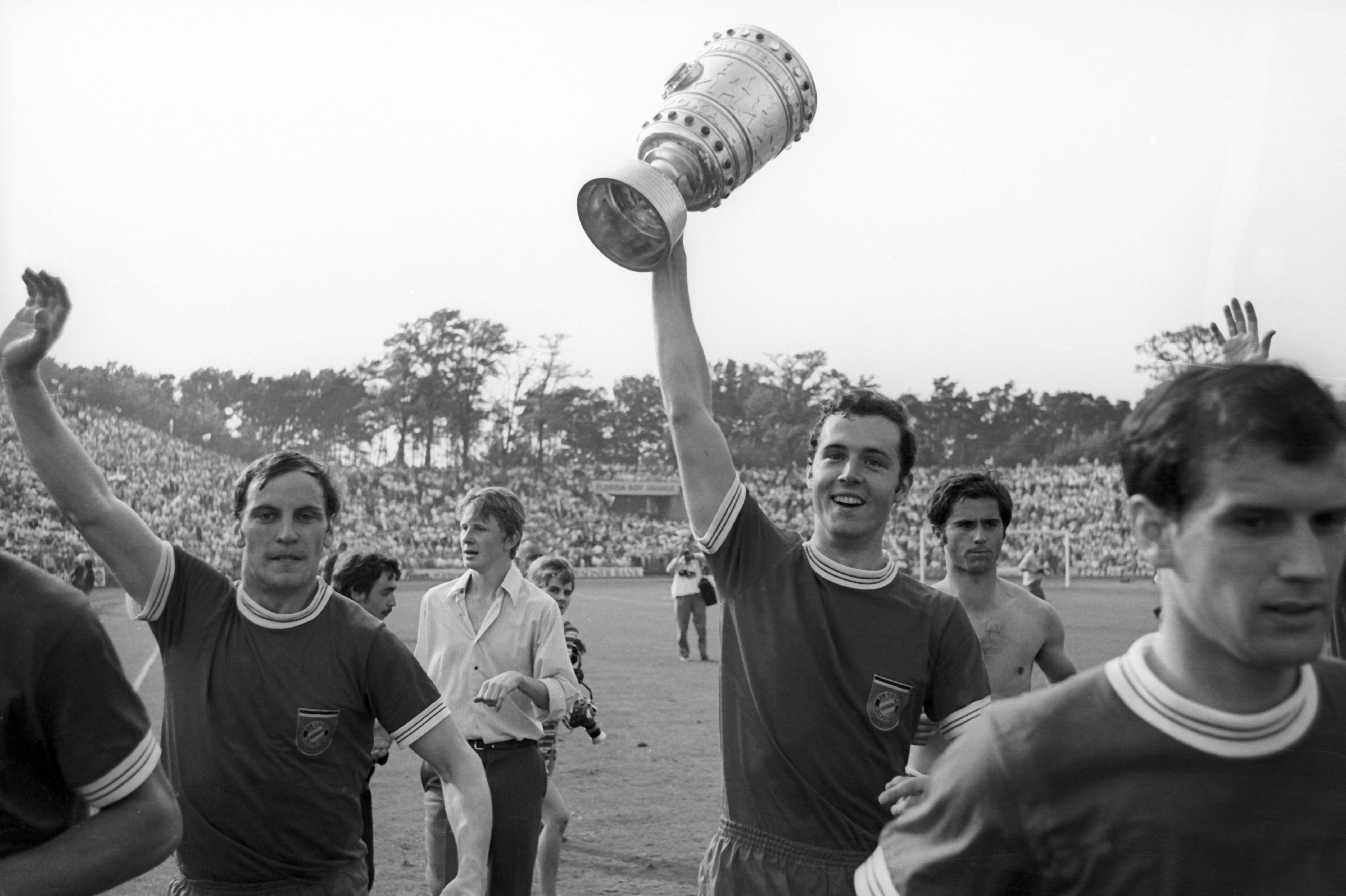 Een jonge Franz Beckenbauer na het winnen van de DFB Pokal.