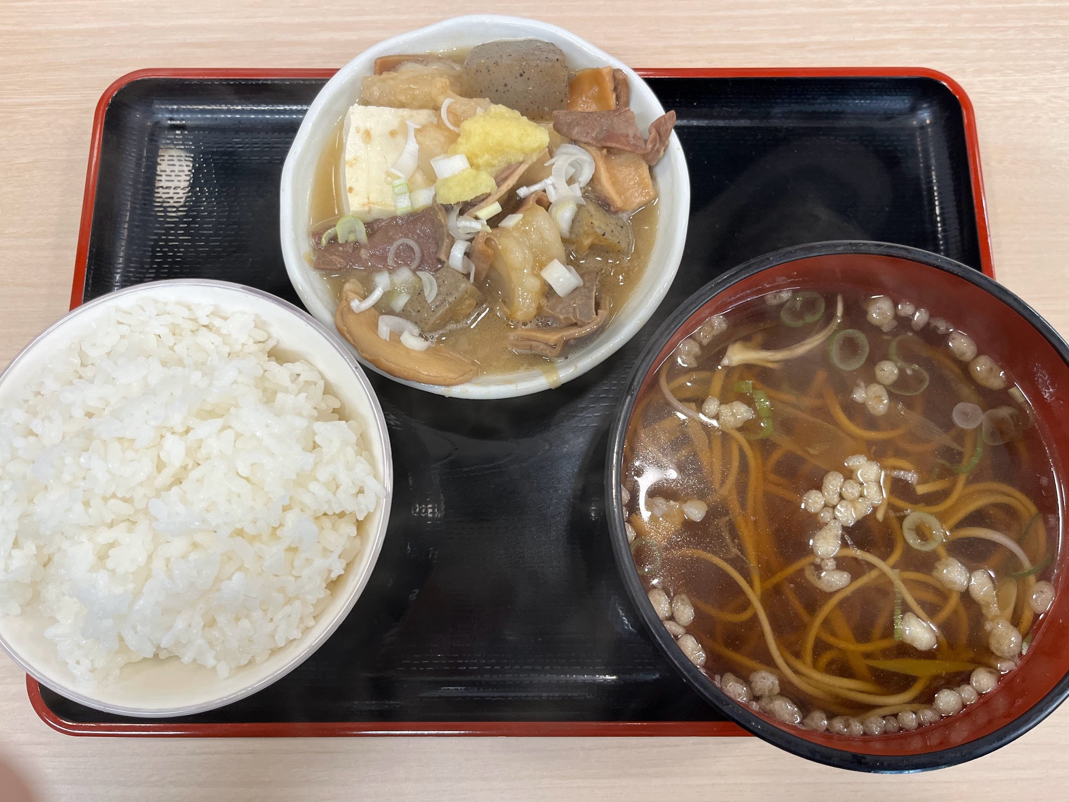 川崎・おみっちゃん 和牛もつ煮込み定食600円(2024年5月)