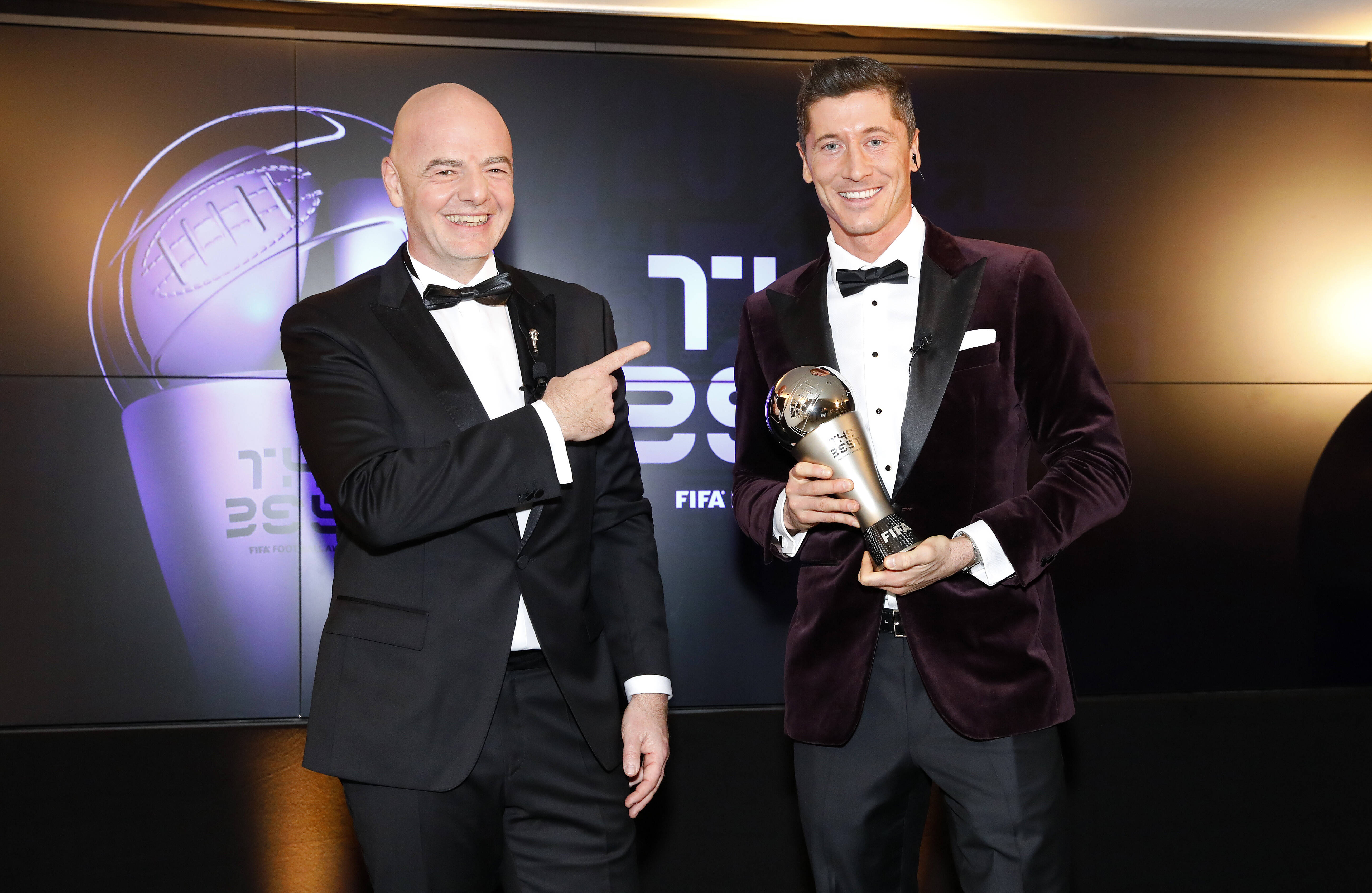 Robert Lewandowski met The Best Player-award in handen