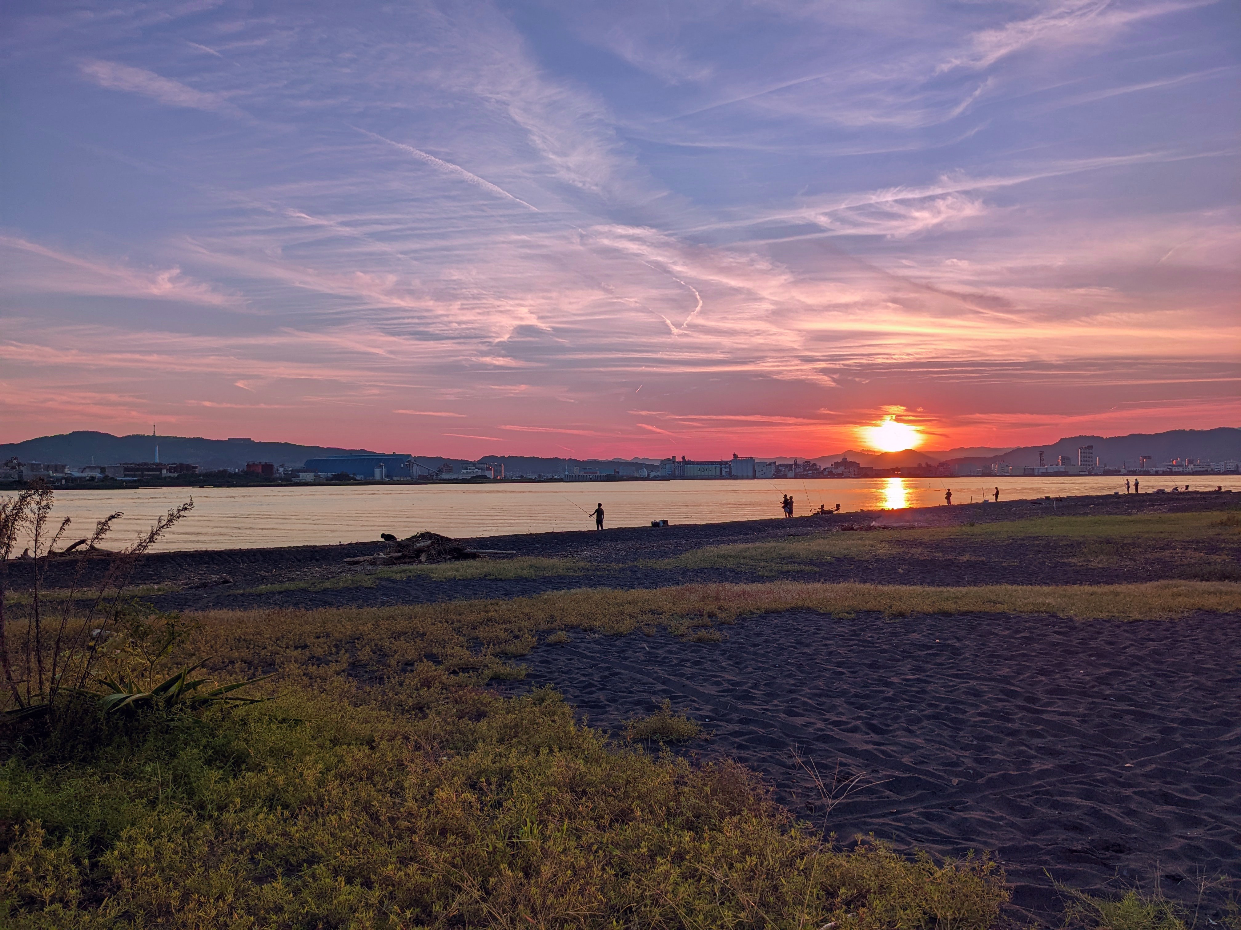 夕焼けに染まる清水港