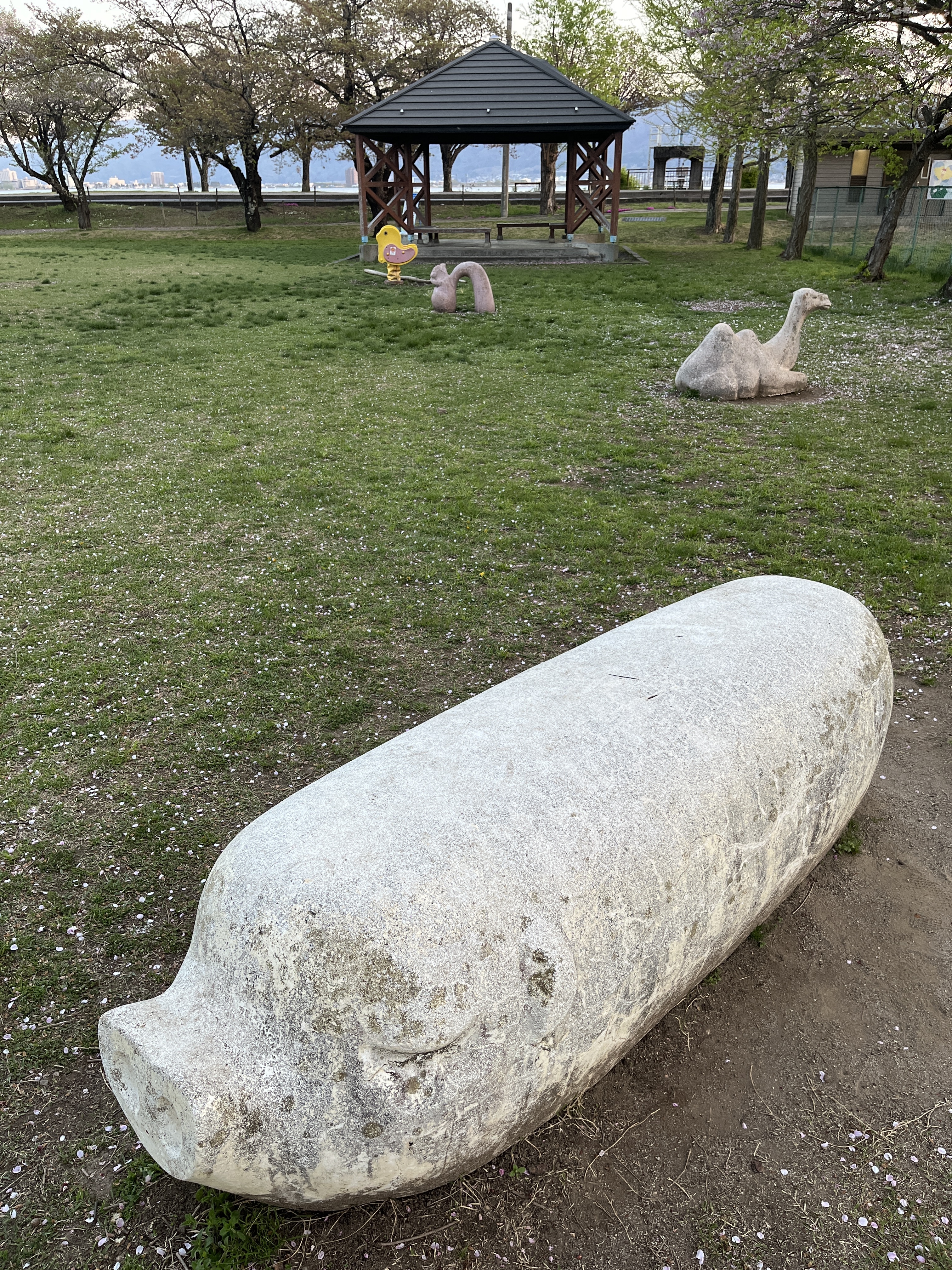 みずべ公園の石の遊具
