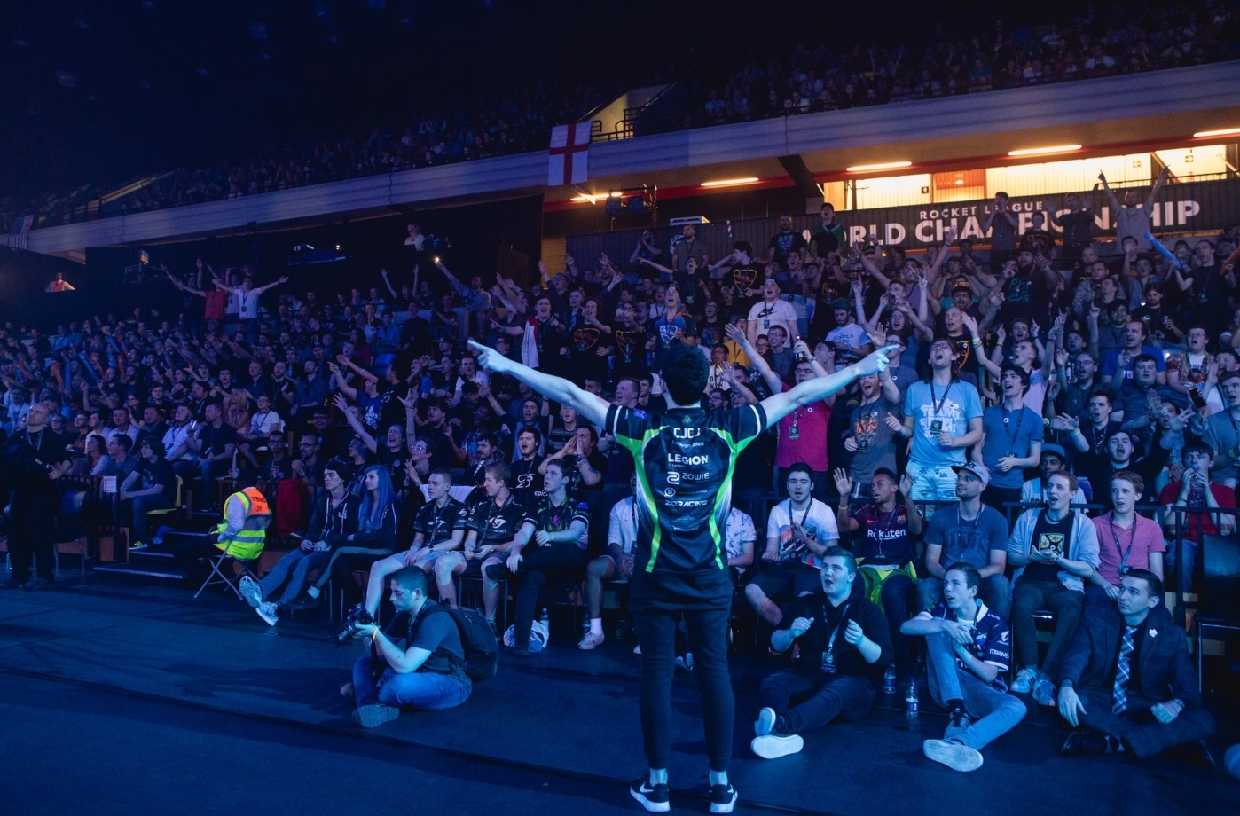 CJCJ, jugador de Tainted Minds, animando a la grada CJCJ, jugador de Tainted Minds, animando a la grada