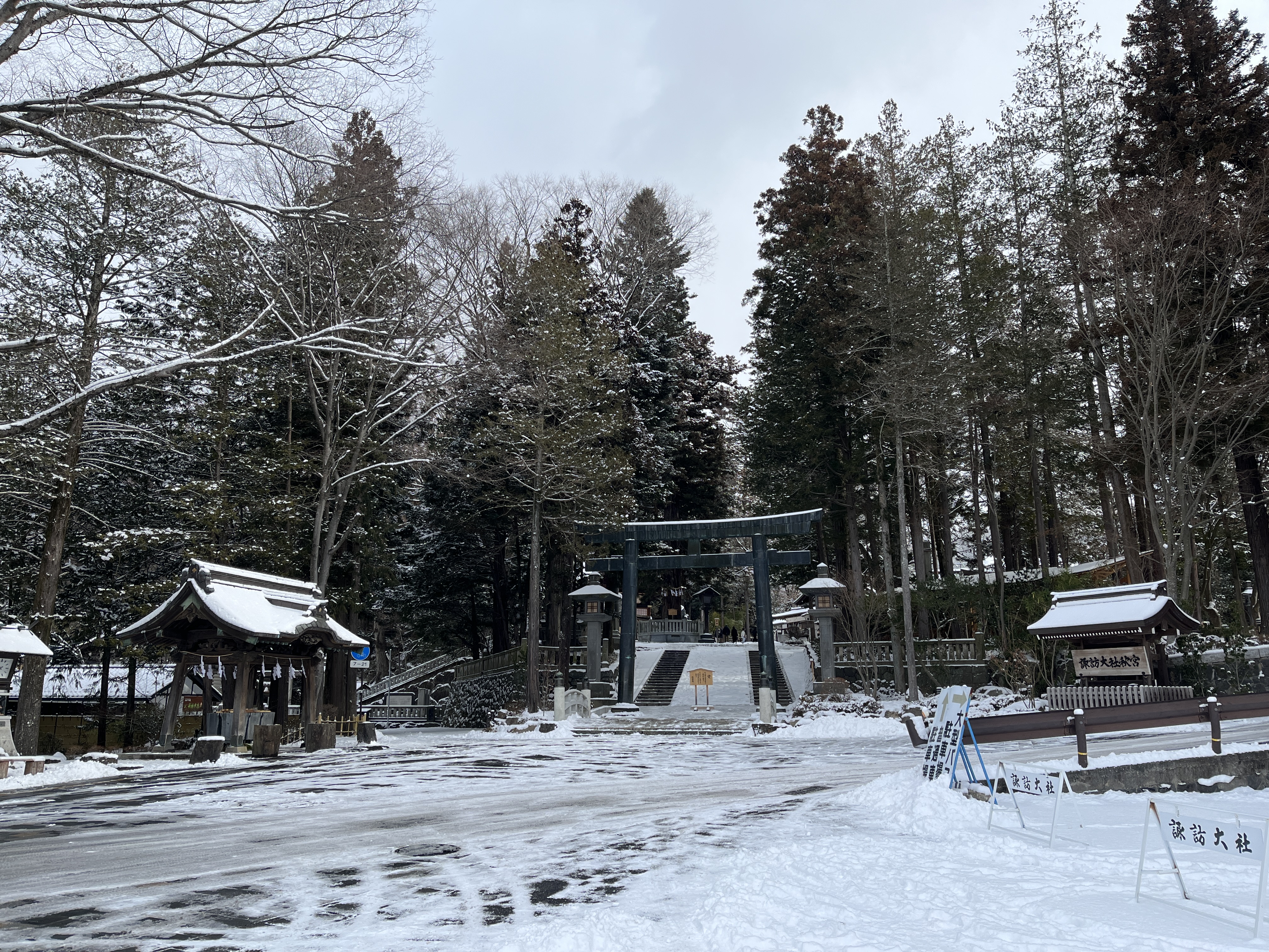 雪の秋宮前