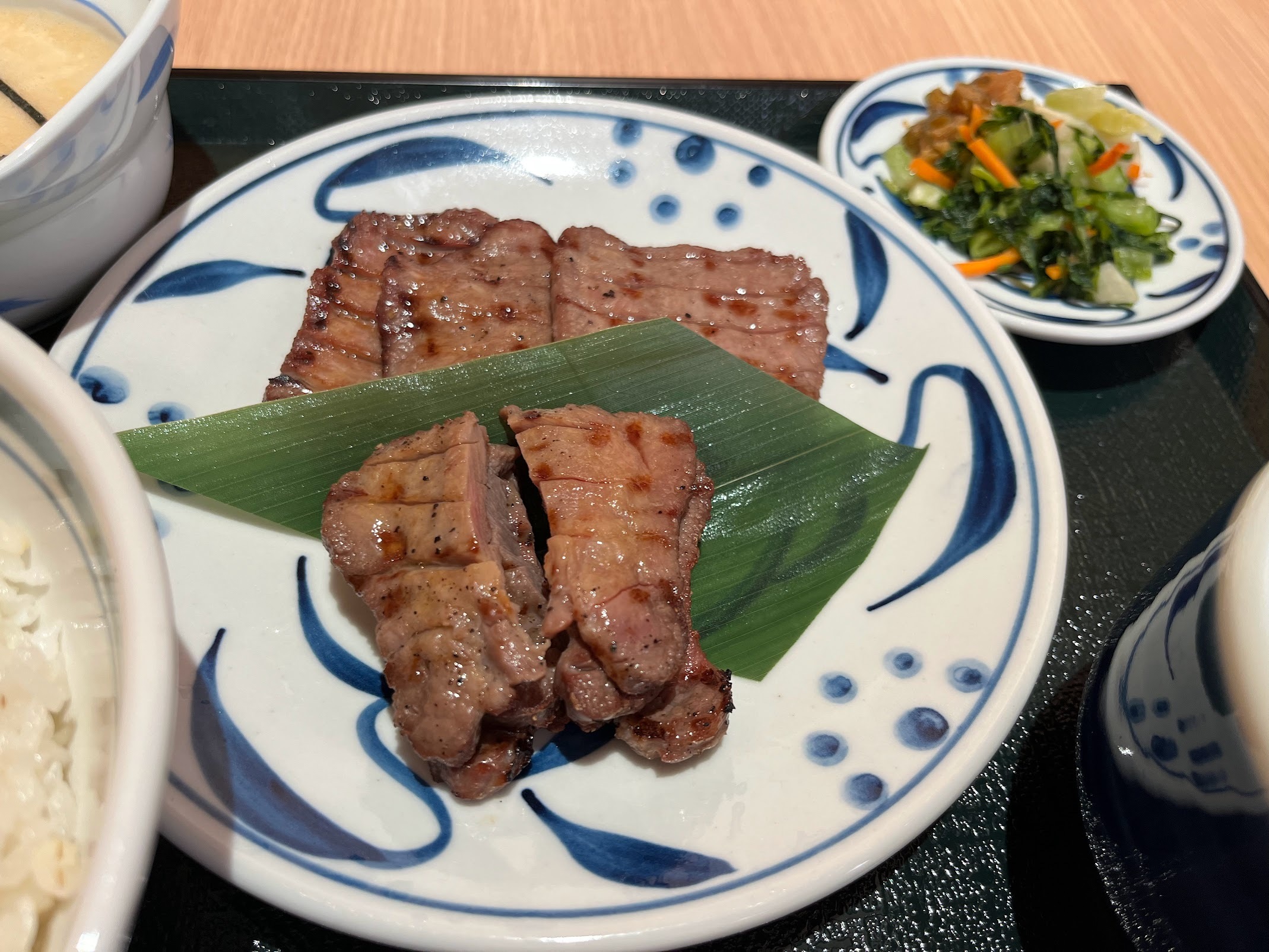 アトレ川崎・ねぎし 白たんうす切(奥)と赤たん(手前)