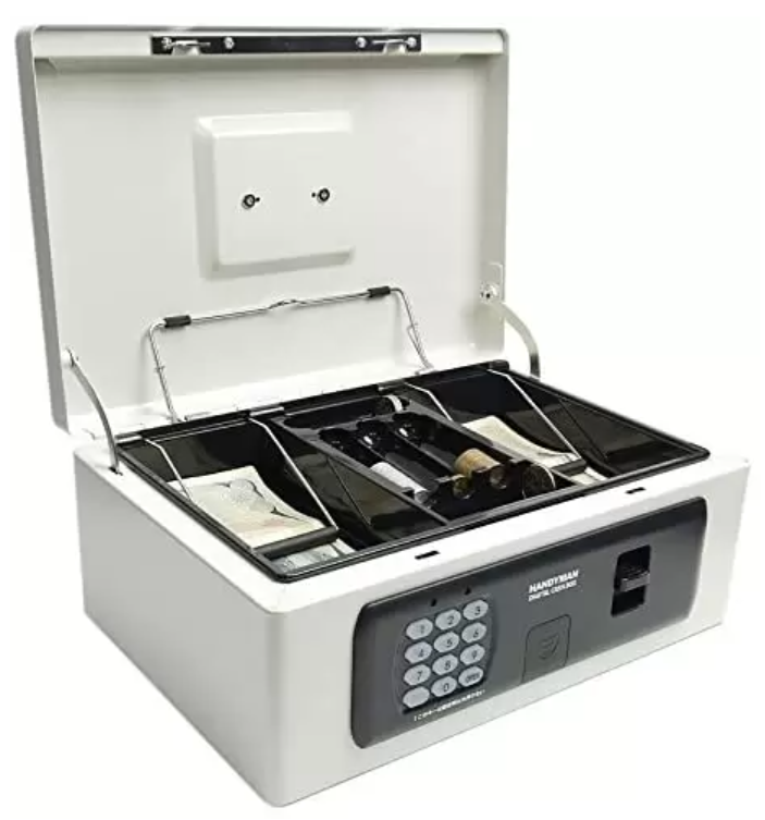 この金庫は暗証番号（3〜8桁）で管理でき、電池が切れた際の非常解錠キーも付属しています。初期設定のやり方や、おすすめの活用シーンなど、さらに知りたいことはありますか？