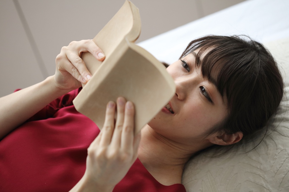 厳選された本を読む女性